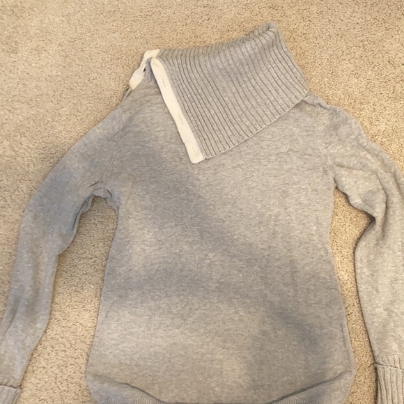 Banana republic size medium gray sweater. I get so many compliments when wearing - Picture 5 of 6